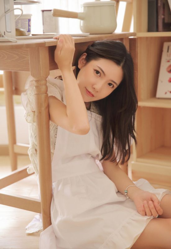 清纯气质少女舔奶油人体盛女仆诱惑性感写真