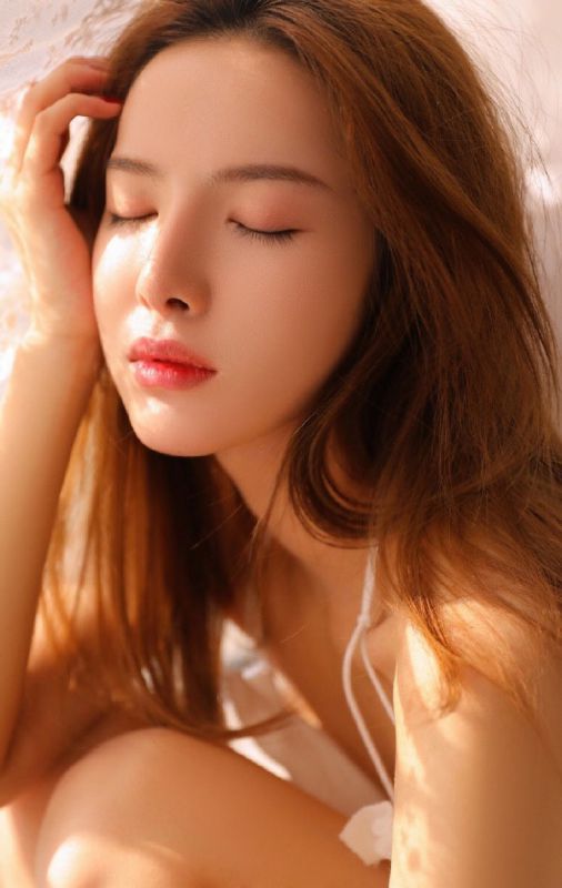 性感撩人美少女睡衣抚媚香艳床上照片写真