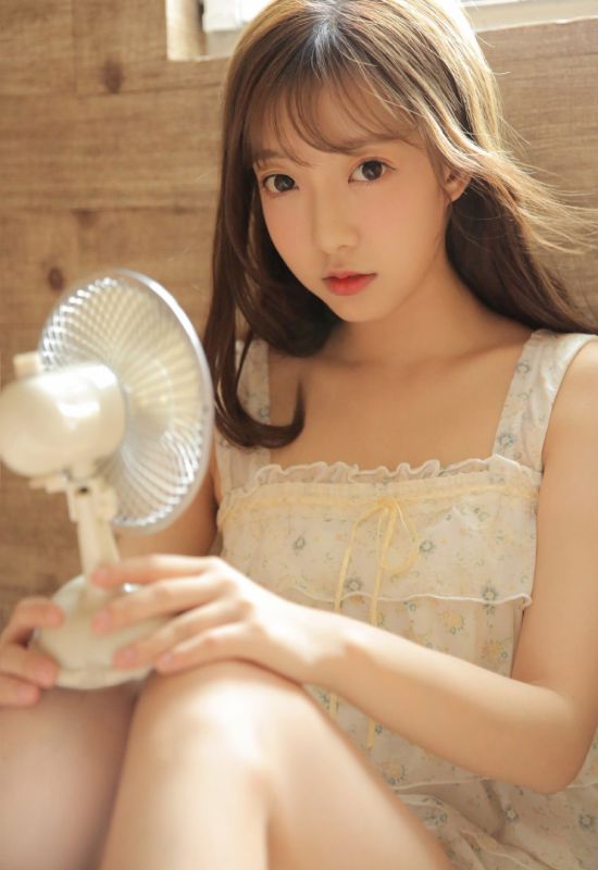 大眼可爱少女粉嫩睡衣梦幻养眼写真图片