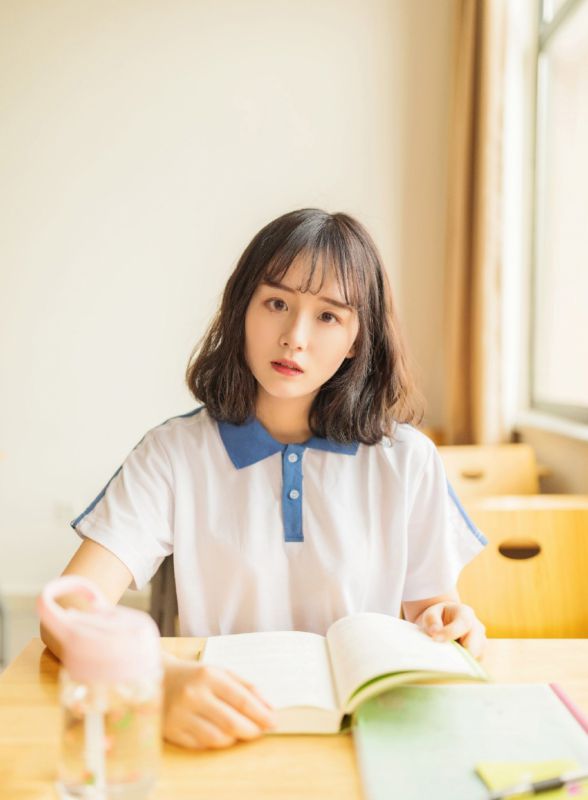 短发学生妹少女室内迷人小清新写真