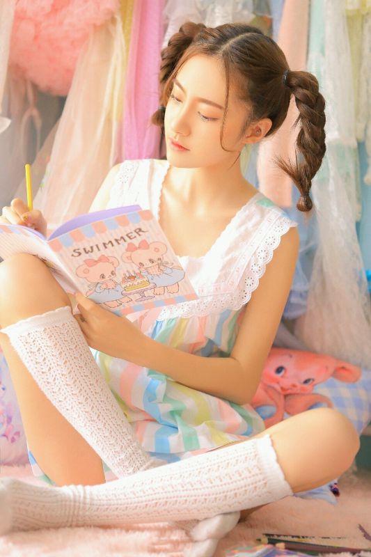 00后萝莉少女公主房粉嫩睡衣清纯养眼写真