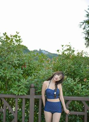 大胸爆乳美女蓝色比基尼性感旅拍图片