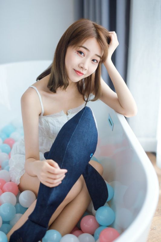 浴缸少女蕾丝内衣白嫩美腿私房人体艺术写真图片