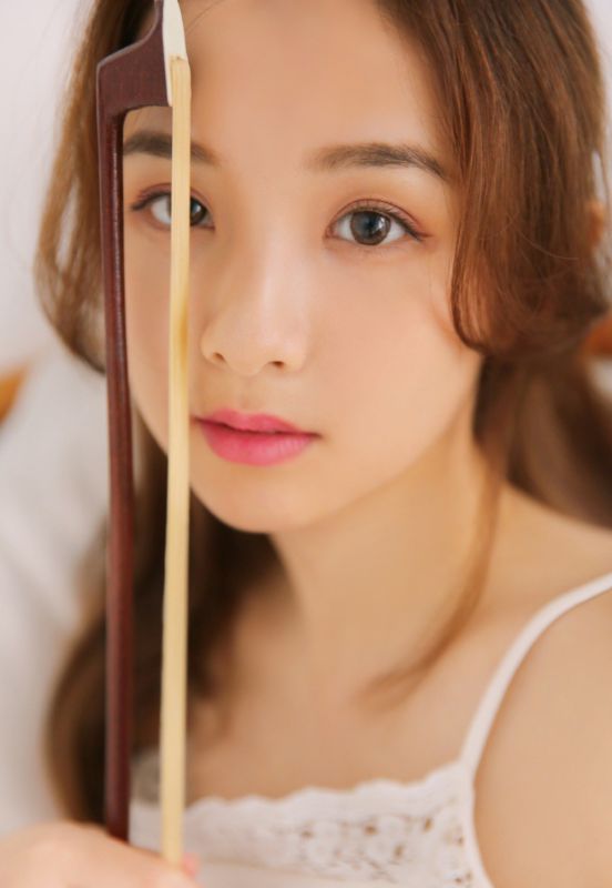 恬静文艺气质美女吊带白裙清纯养眼写真