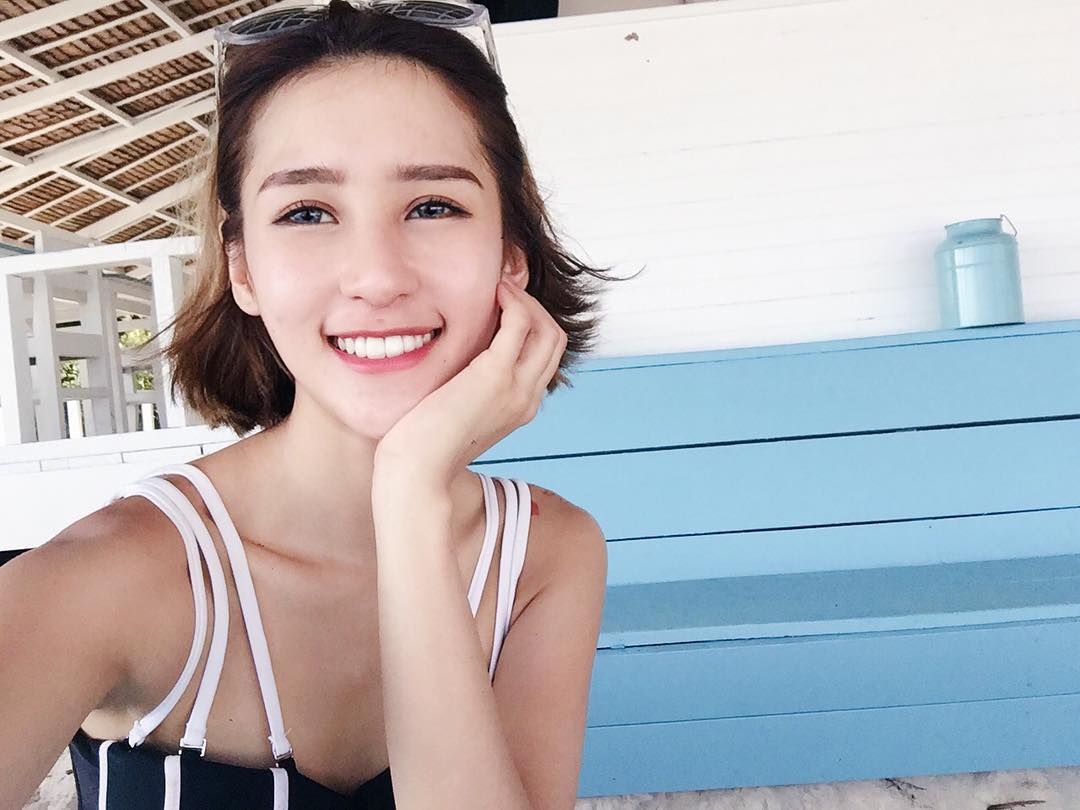 90后混血美女冯u气质养眼写真图片