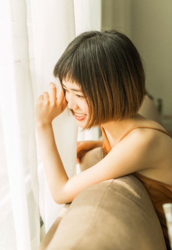 吊带裙短发少女唯美丰韵美腿写真