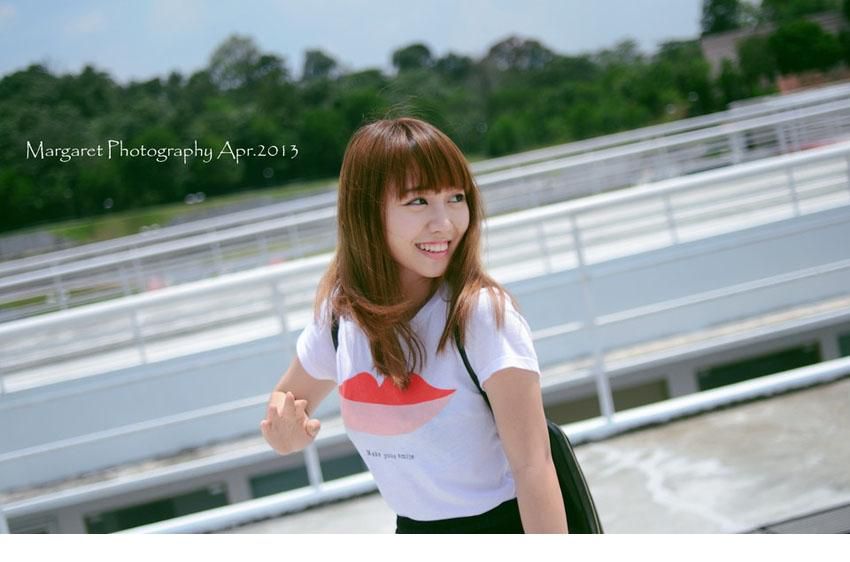 90后漂亮女孩户外俏皮可爱写照