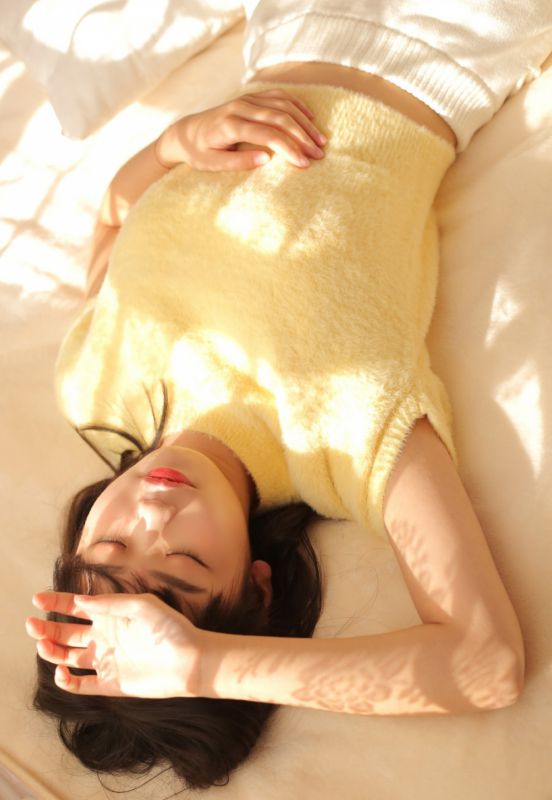 浪漫清纯美女白丝袜美腿床上撩人养眼写真图片