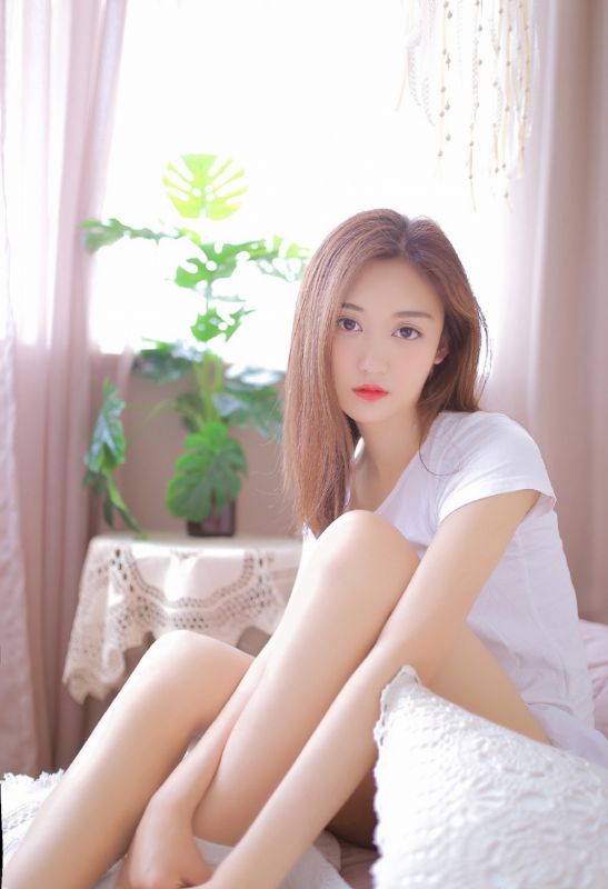 长发美女酥胸半裸内衣勾魂性感床上写真