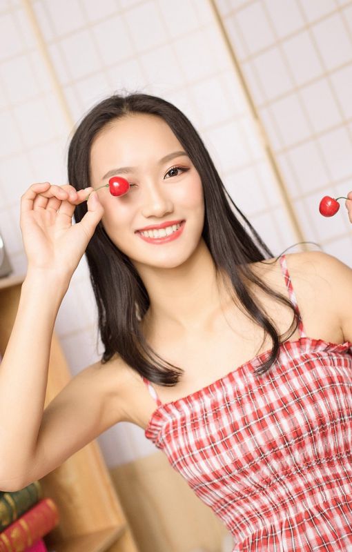 吊带麻花辫少女清纯气质私房养眼写真图片