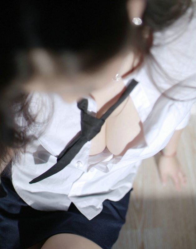 脱了内衣巨乳波霸在线美妇趴下把腿张开性感私房写真