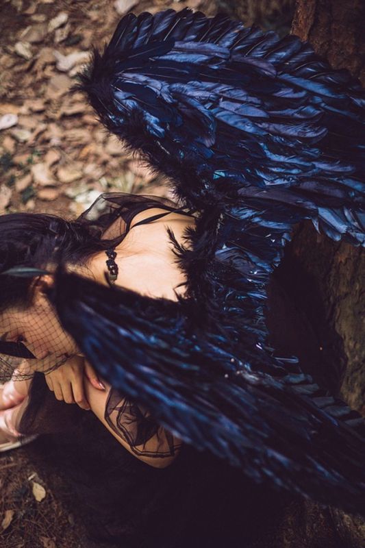 冷艳神秘红唇美女御姐森林系个人写真艺术性感图片