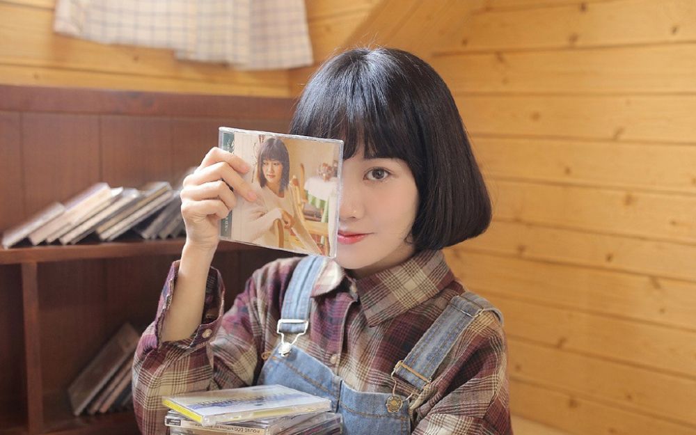 文学少女学生妹室内牛仔背带裤清纯写真