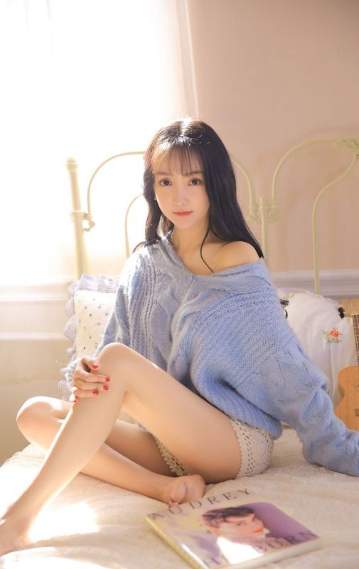 露香肩长发美女诱人白嫩身材内衣泄漏床照宅福利写真