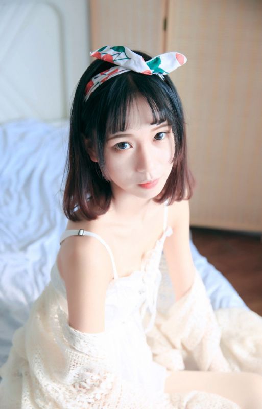 美女校花私房床上吊带内衣性感诱人诱惑写真图片