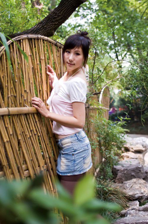 甜美女孩户外黑丝高清写真
