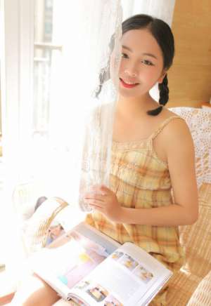 00后可爱邻家少女小辫子清纯白嫩写真
