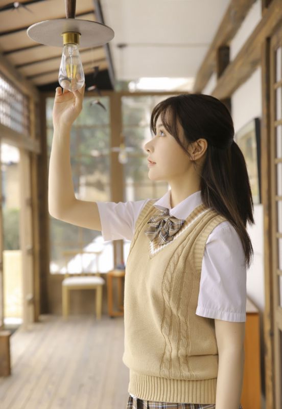 极品清纯校园学生妹制服美女户外空灵氧气写真