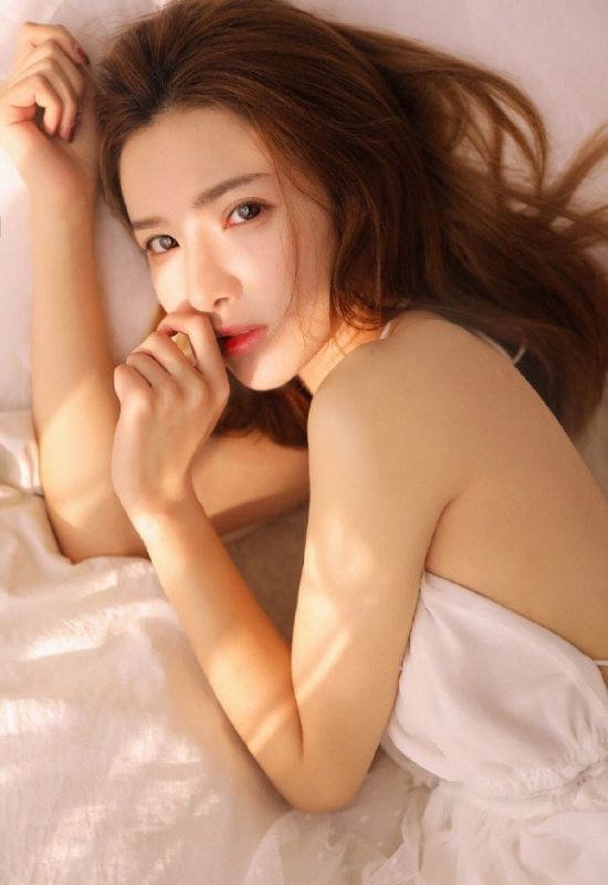 性感撩人美少女睡衣抚媚香艳床上照片写真