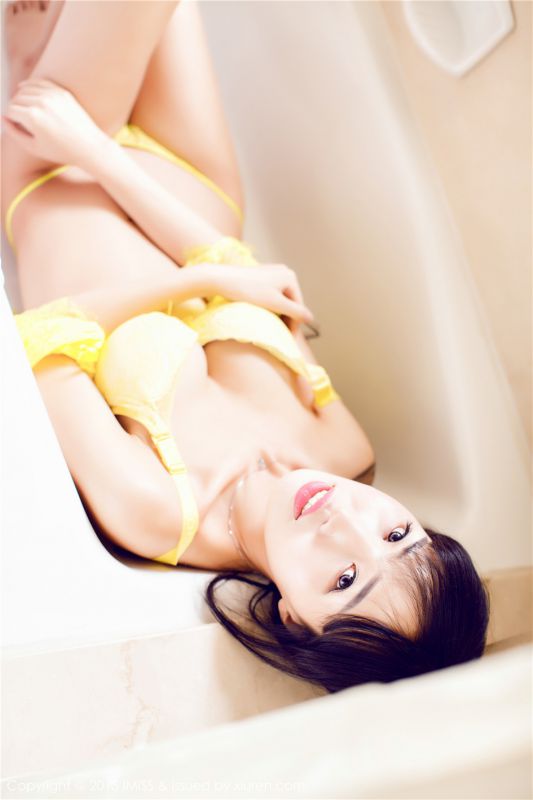 丰乳肥臀美女石心琪私房白色内衣秀