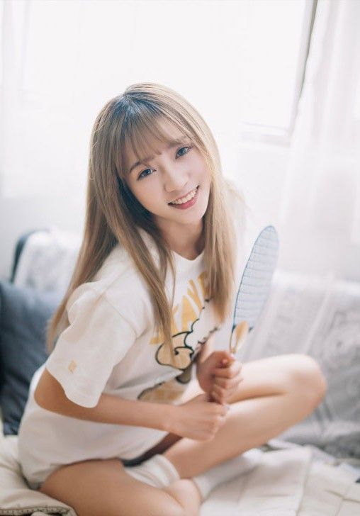 长发时尚少女美腿热裤甜美迷人笑容写真