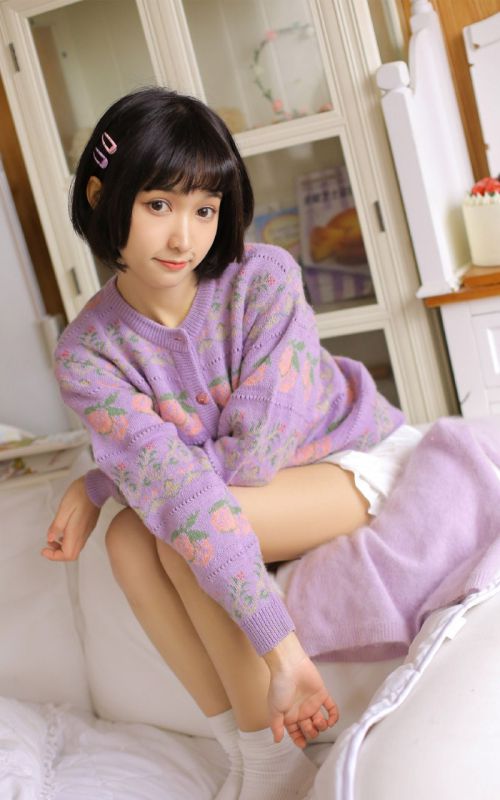 大眼短发清纯美女纤细美腿学生妹诱惑写真图片