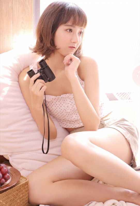 甜美笑容女孩吊带酥胸稚嫩童颜私房写真