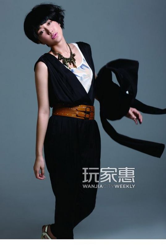 中国美女明星秦岚时尚大片尽显精灵气质