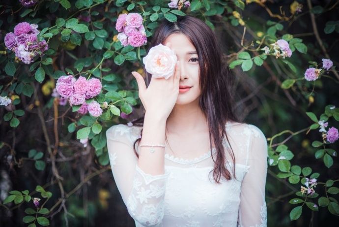 长发少女白裙清新唯美户外个人写真艺术图片