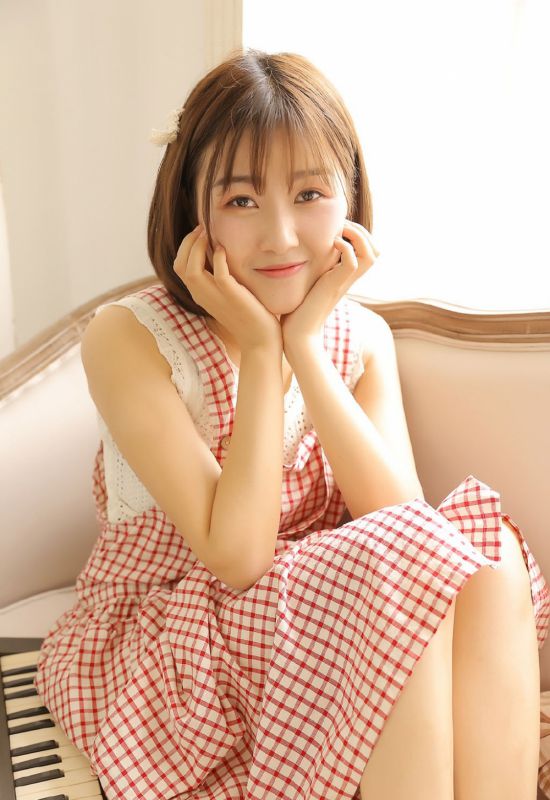 氧气少女纯真气质玩转电子琴文艺格子裙写真