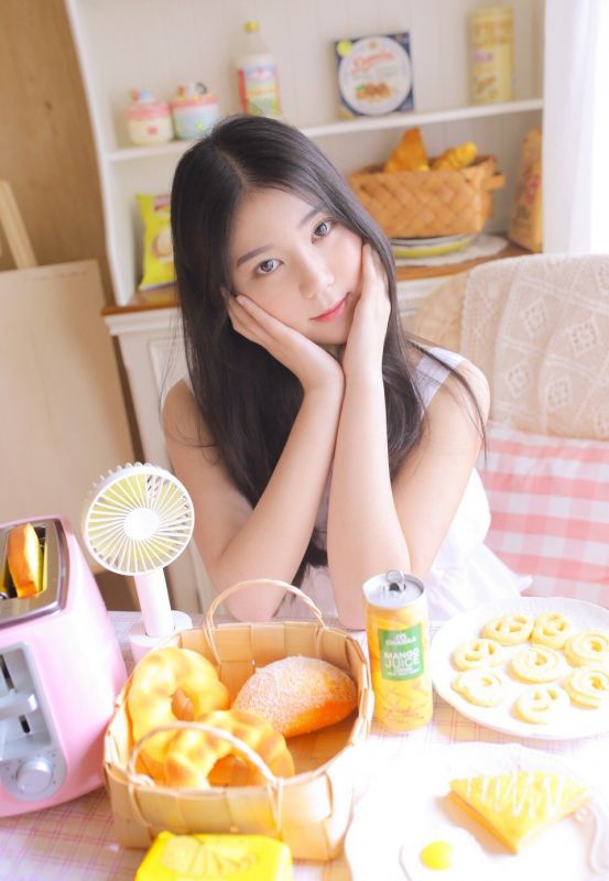 性感吊带美女小露香肩长腿诱惑写真