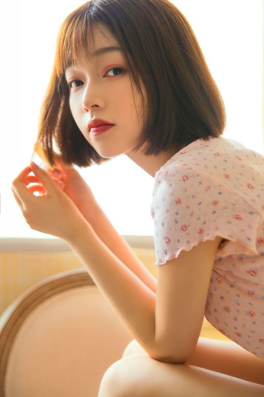 短发萌妹粉嫩室内吃草莓养眼清新写真
