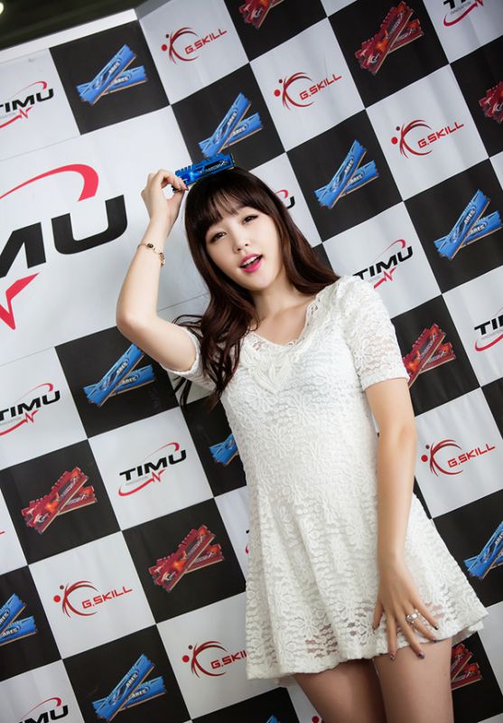 韩国美女车模洪智妍身材凹凸有致
