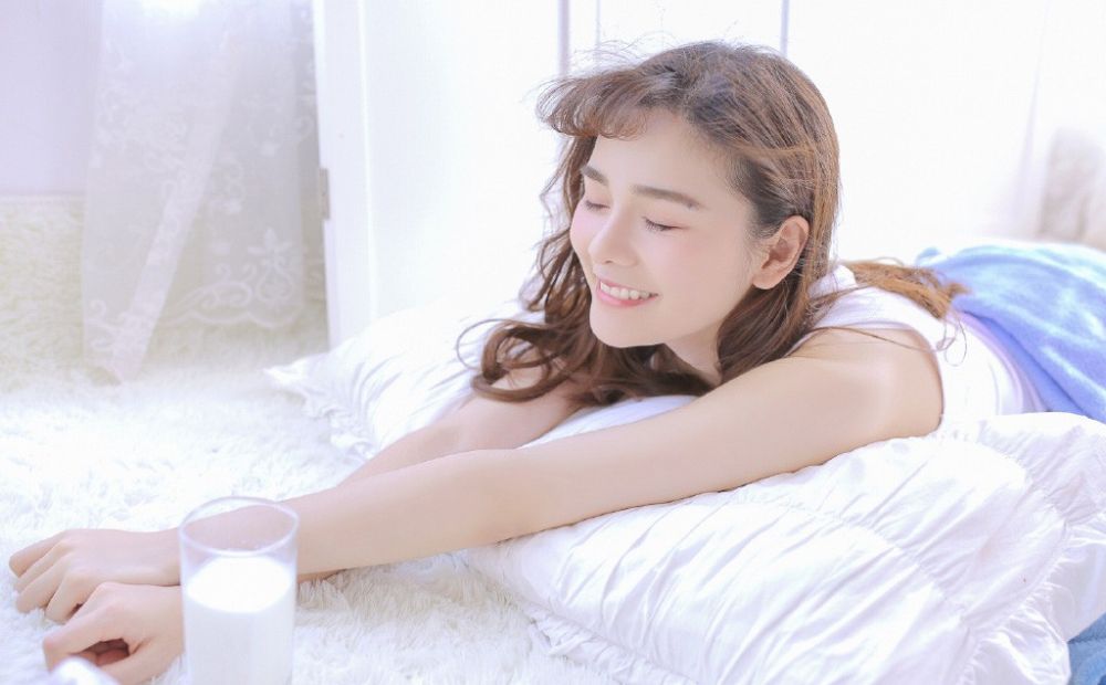 吊带背心美少女白嫩私房惹火性感照写真图片