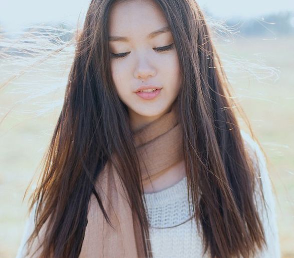 90后长发美女户外唯美写真