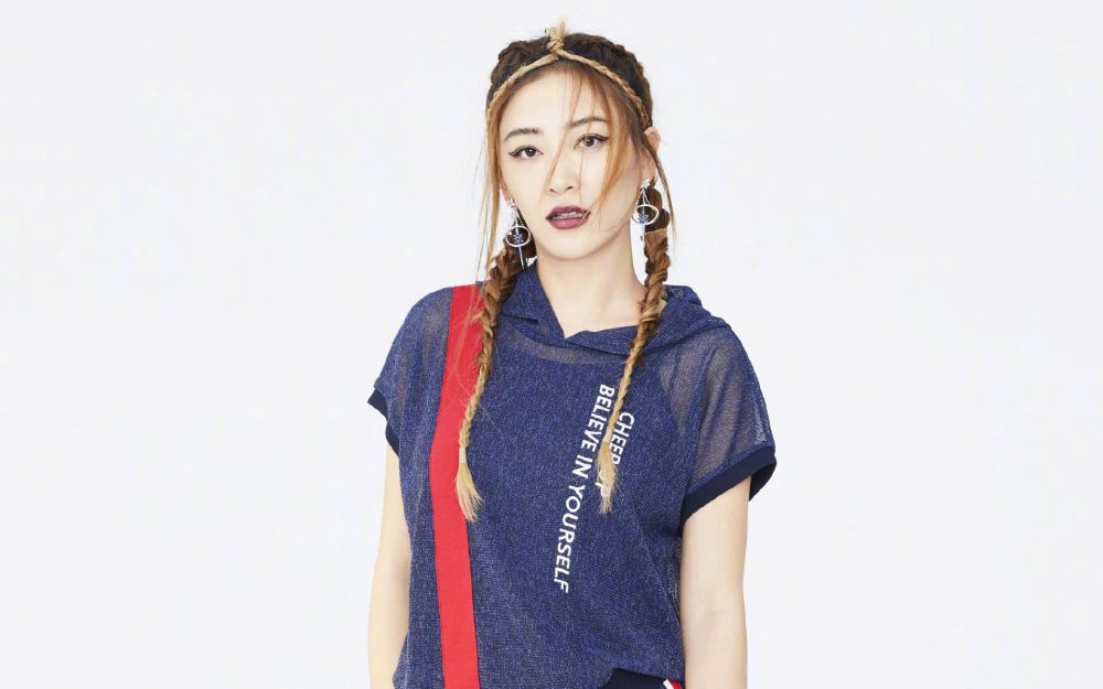 粉红美女御姐应采儿成熟干练制服写真图片