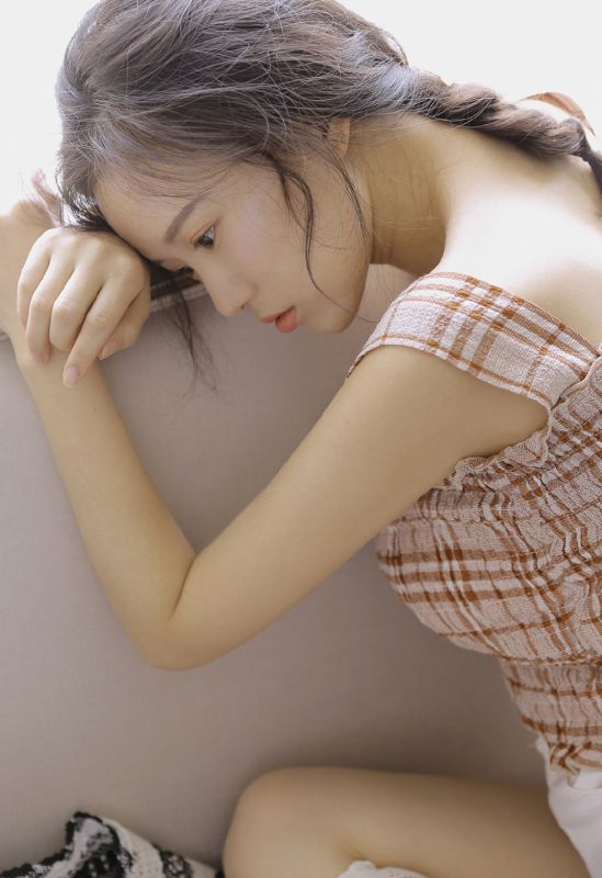 清纯美女私房乳沟大白腿性感白嫩写真