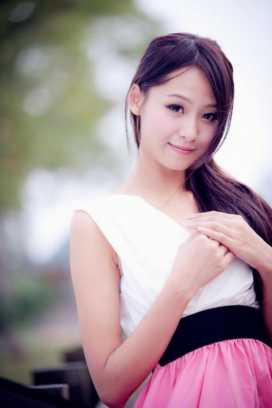 90后清纯校花户外甜美写真