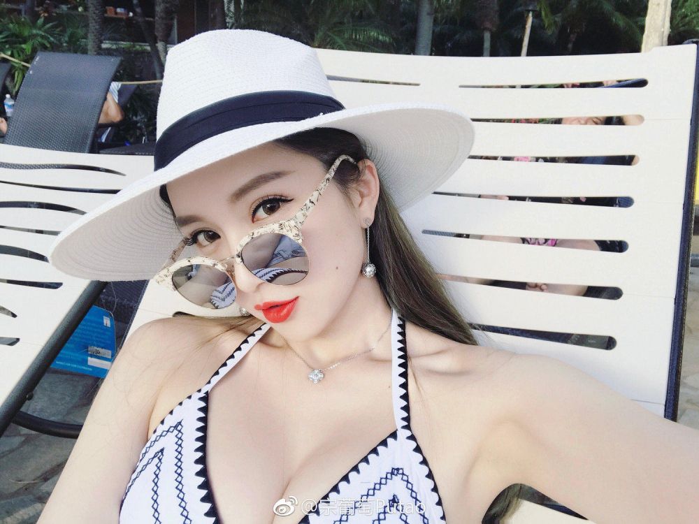 美女模特宗葡萄比基尼私房照性感迷人