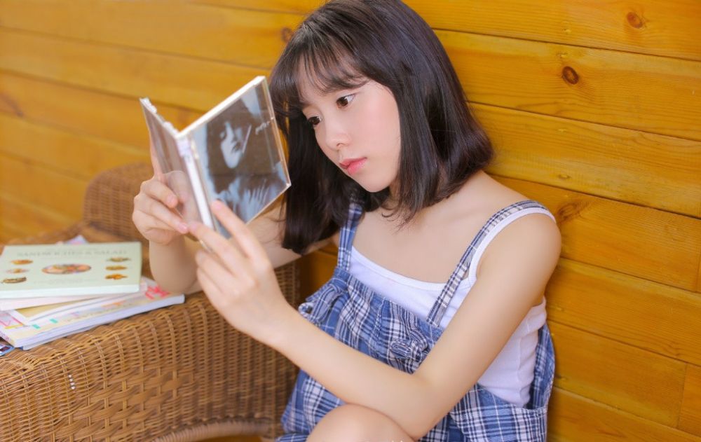 短发学生妹居家酥胸美乳诱惑大胆性感写真