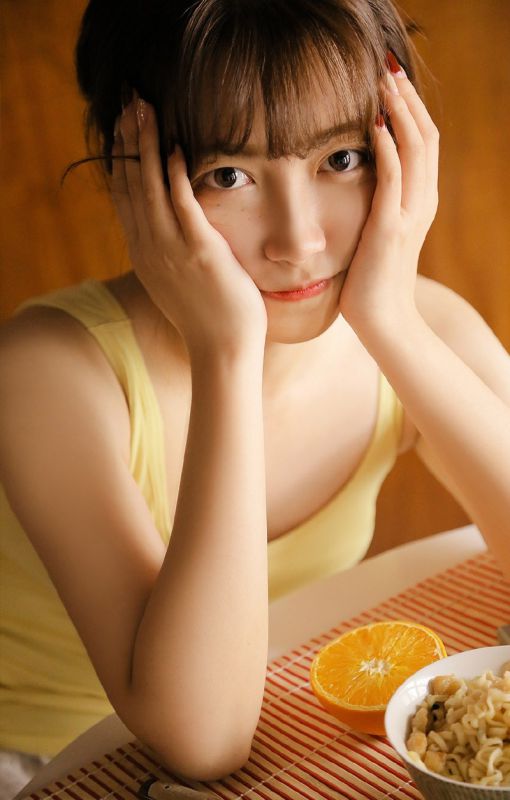 冰美人御姐室内吃泡面素人养眼写真图片
