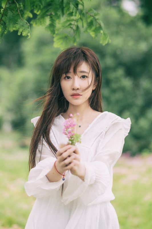 双马尾萝莉少女户外热裤长腿火辣身材性感写真