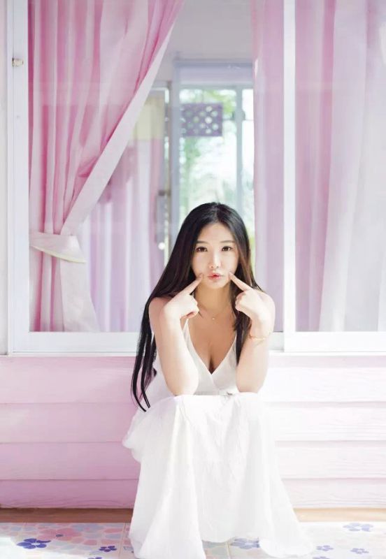 90后美女胡恩绮清新迷人街拍