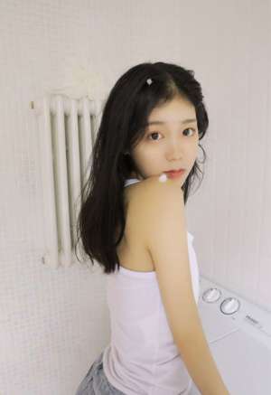 极品女神气质白嫩美女吊带露肩背心诱惑性感写真
