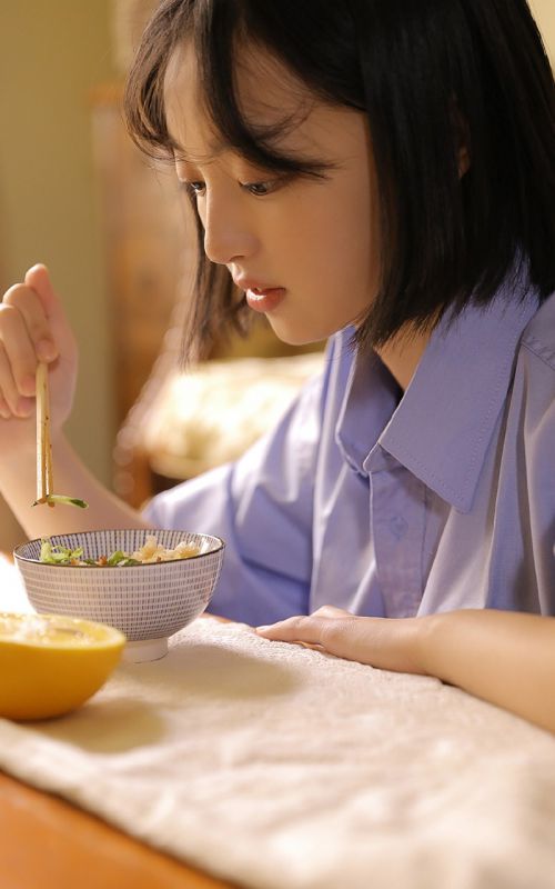 短发少女稚嫩可爱撩人居家酥胸长腿诱惑写真