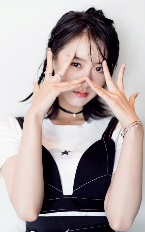 白嫩长腿少女袁冰妍活动现场文艺古典图片
