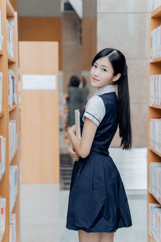 图书馆文艺气质美女校花清纯养眼图片