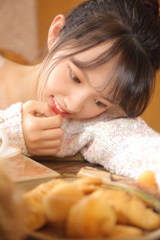 冬天少女丰韵毛衣室内长腿姿势性感撩人写真