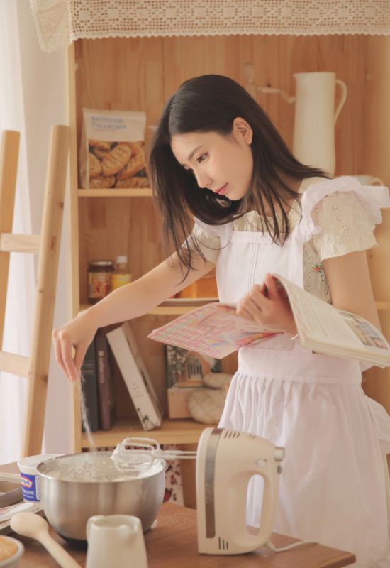清纯气质少女舔奶油人体盛女仆诱惑性感写真