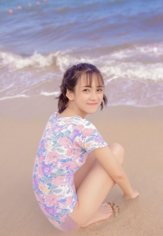 湿身萝莉美腿酥胸裸足吹泡泡性感风骚写真